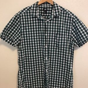 H & M men’s button down shirt in size L.